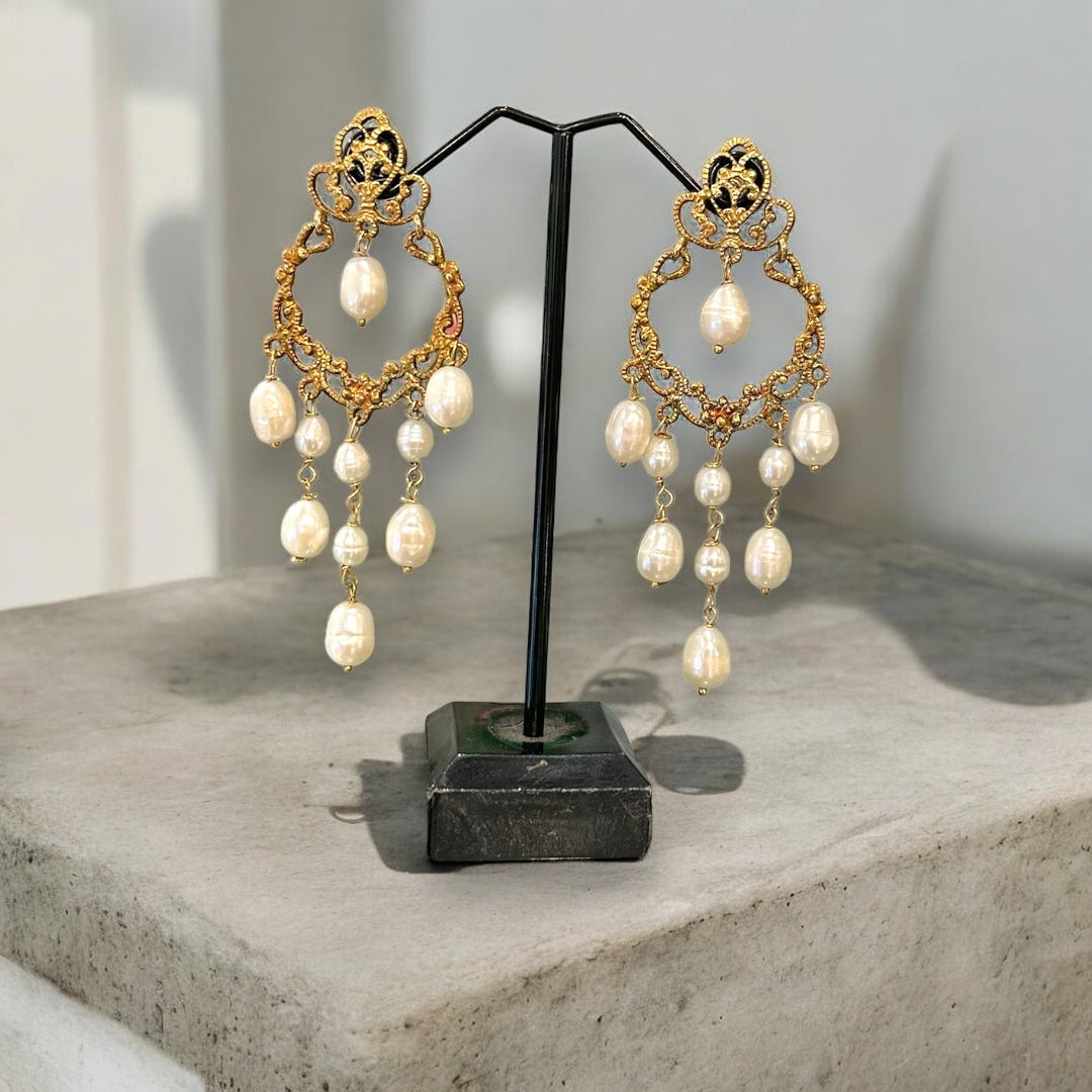Orecchini in argento 925 placcato oro giallo con perle d’acqua dolce naturali. Fatti a mano