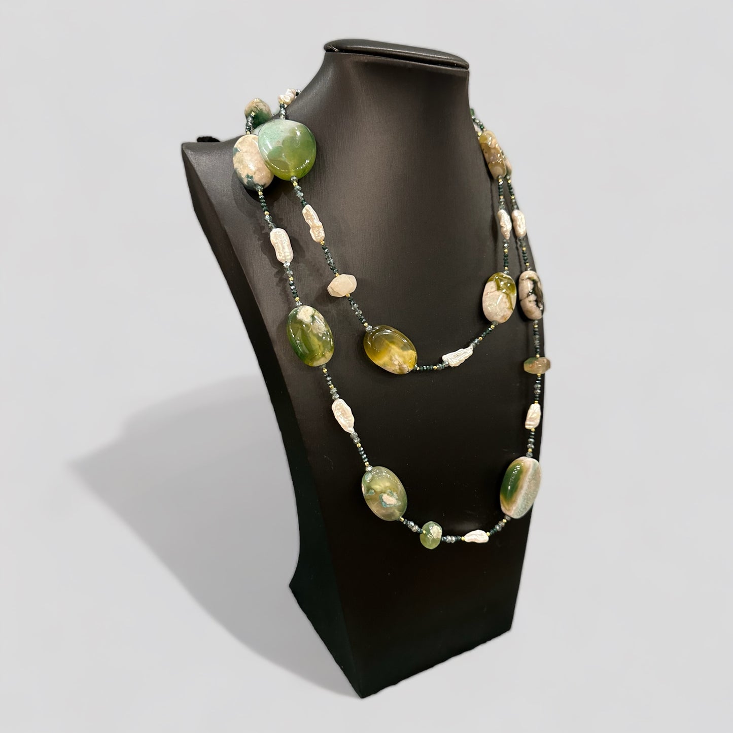Collana lunga in Agata verde, perle irregolari d’acqua dolce