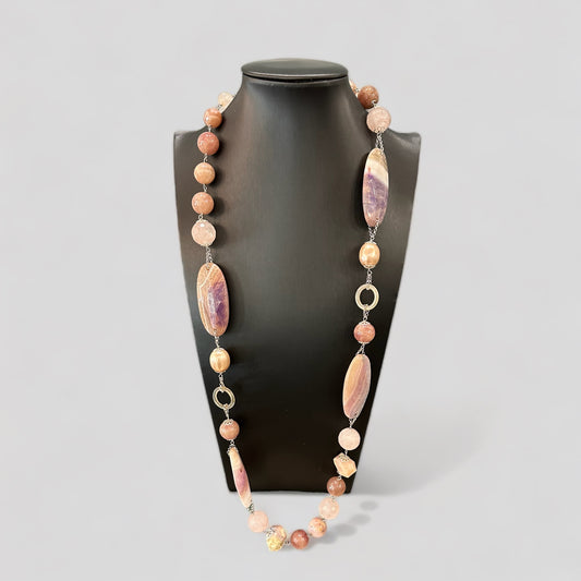 Collana lunga rifinita in argento 925 rodiato con quarzo rosa, opale rosa, agata, pietra di sole e corno