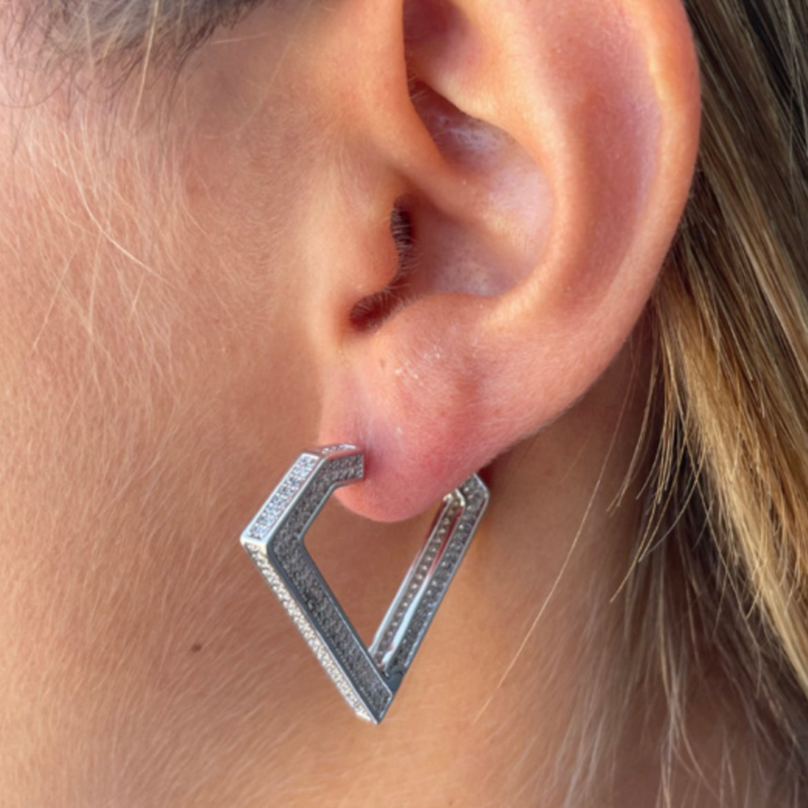 Orecchini Brass a forma di rombo in ottone rodiato e zirconi. Chiusura a scatto