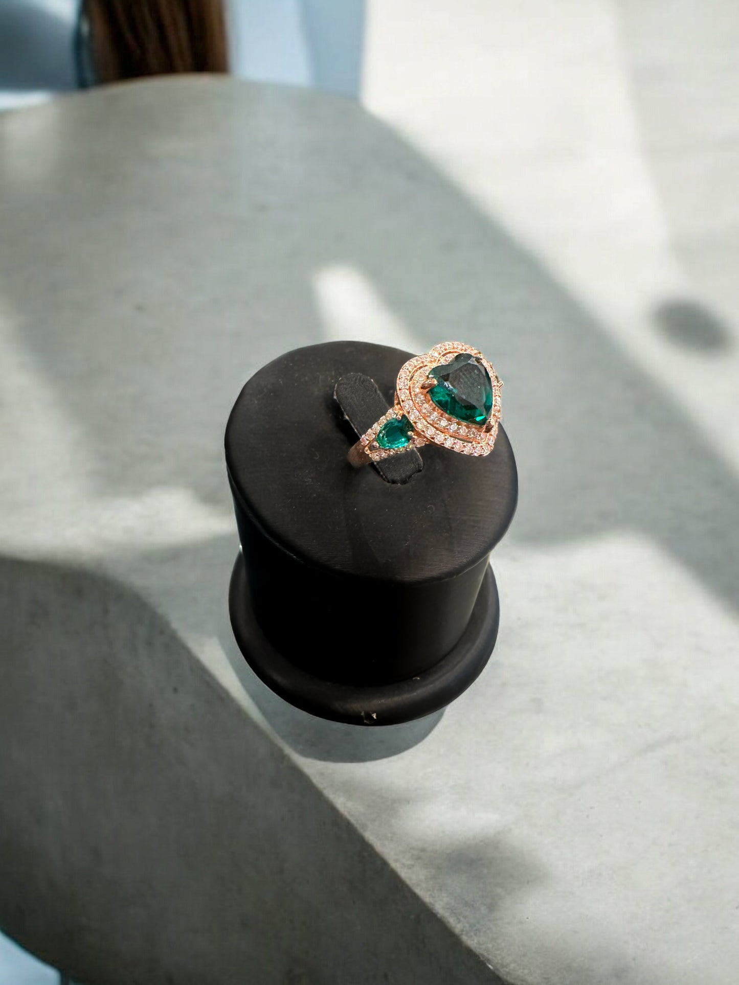 Anello Solitario con Pietra zircone naturale colore verde smeraldo, punti luce attorno in Argento placcato oro rosa 18kt