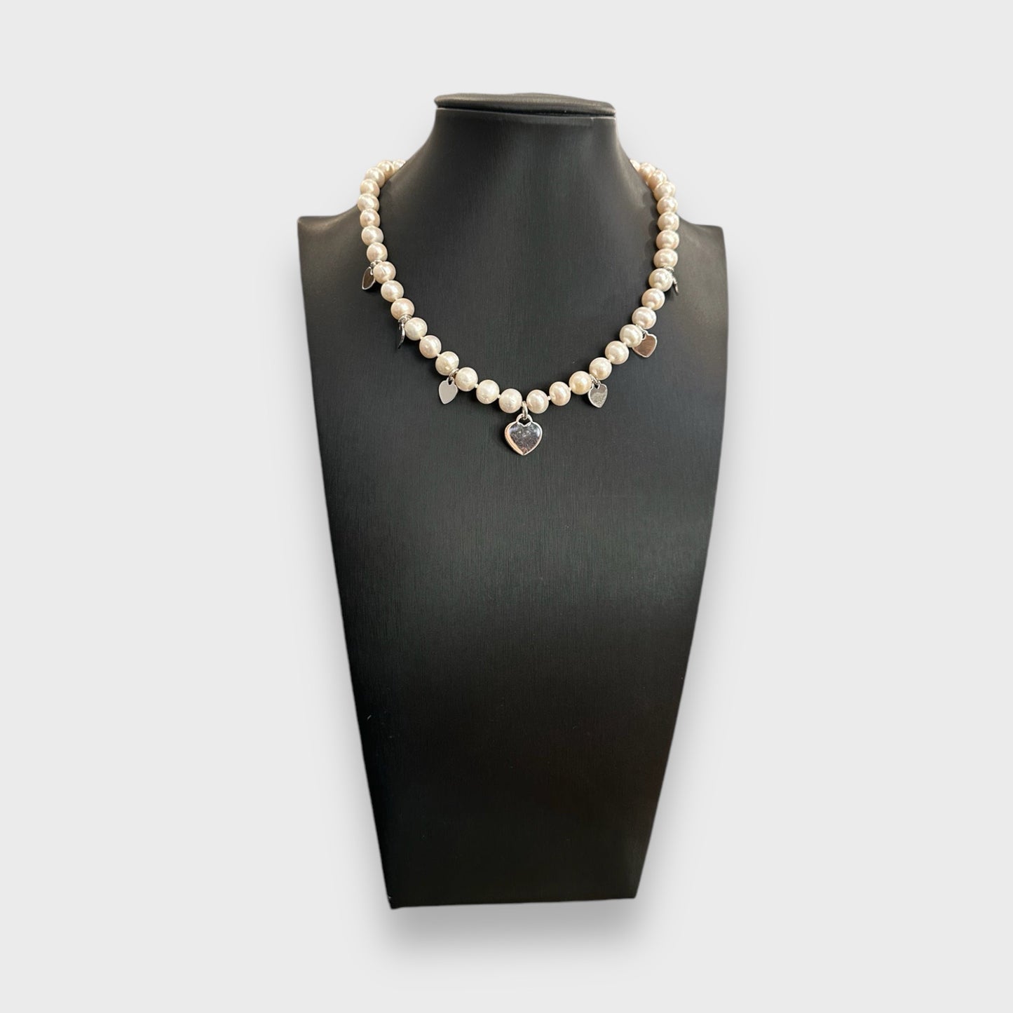 Collana perle naturali d’acqua dolce con charms cuori.