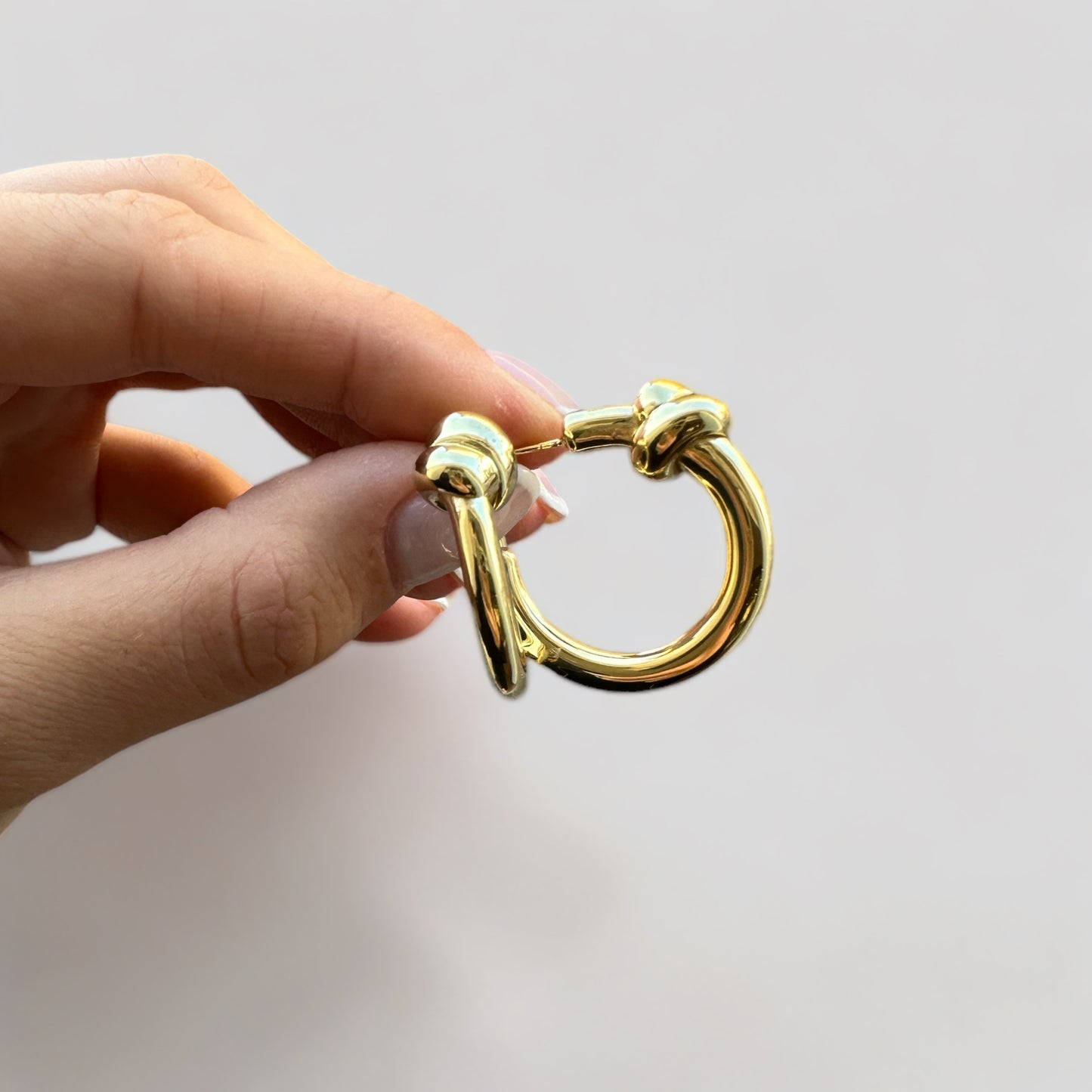 Orecchini cerchio con nodo in argento 925 placcato oro