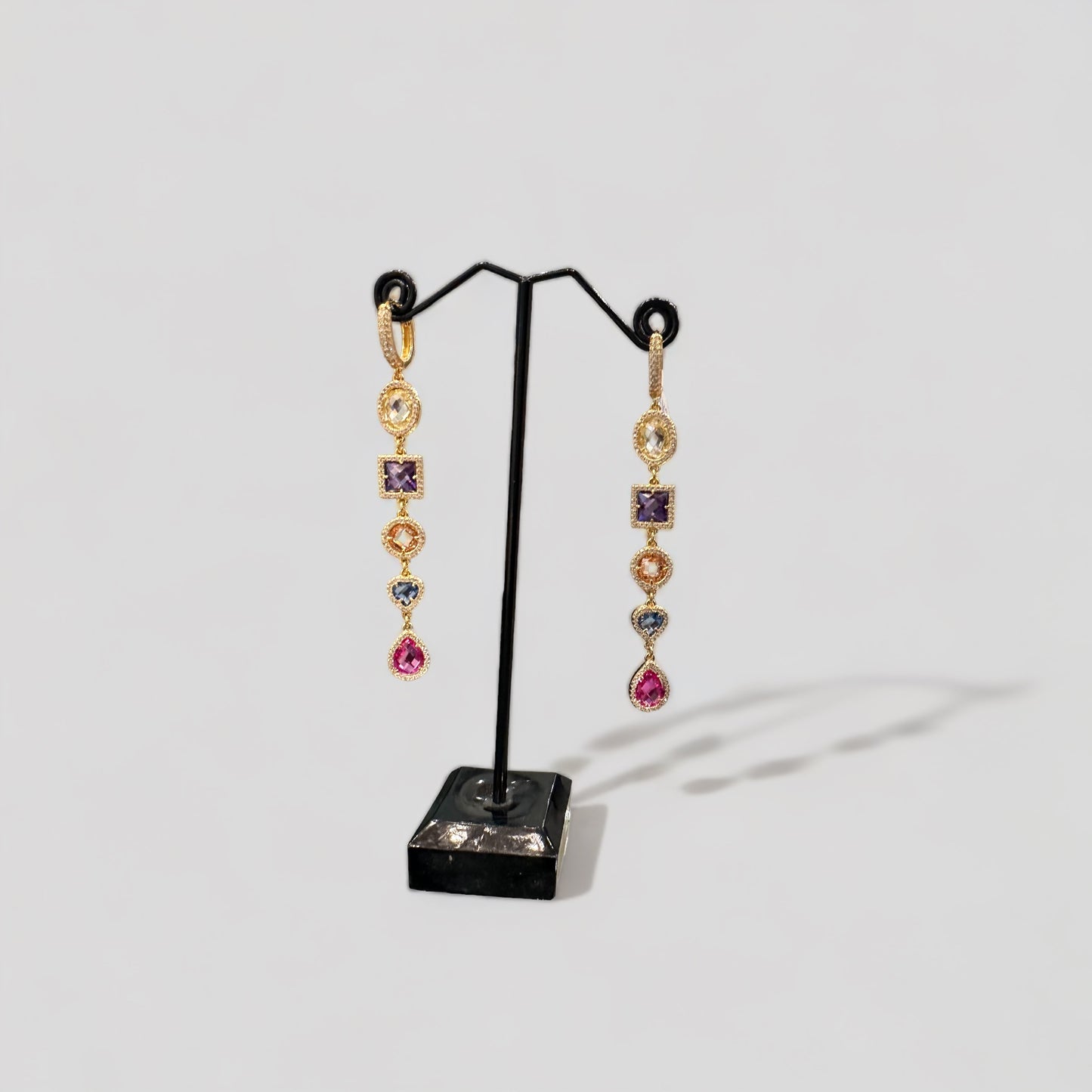 Orecchini pendenti in argento 925 placcato oro giallo con zirconi colorati a forma ovale, quadrata, a cuore e a goccia contornati da ziirconi trasparenti