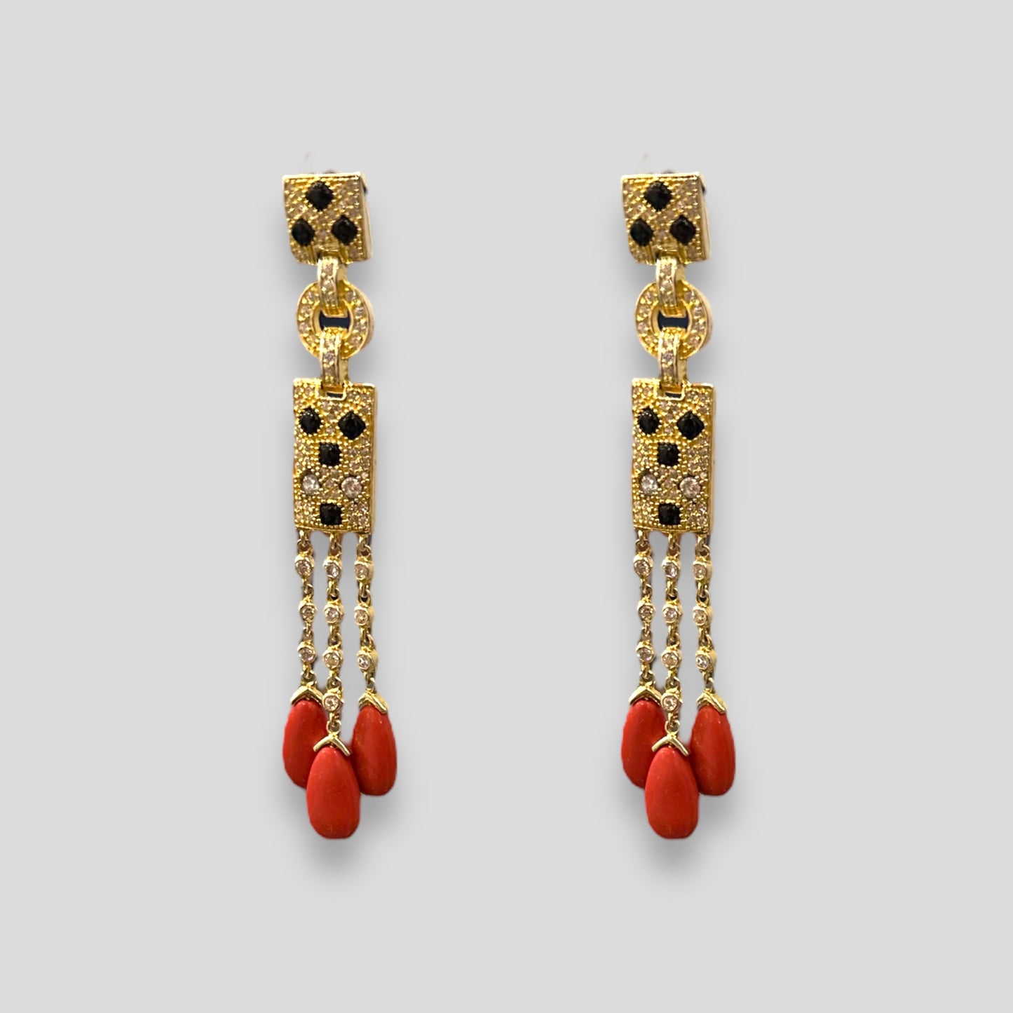#Orecchini in argento 925 placcato oro giallo con zirconi e onici e gocce in pasta di corallo