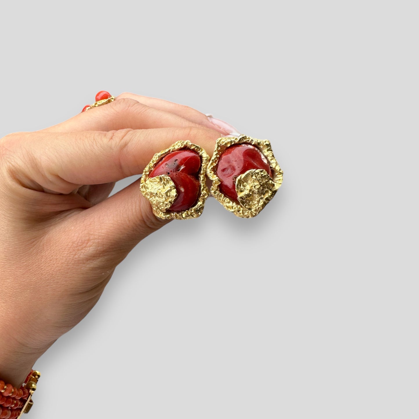 #Orecchini a perno in argento 925 placcato oro giallo in corallo sardo