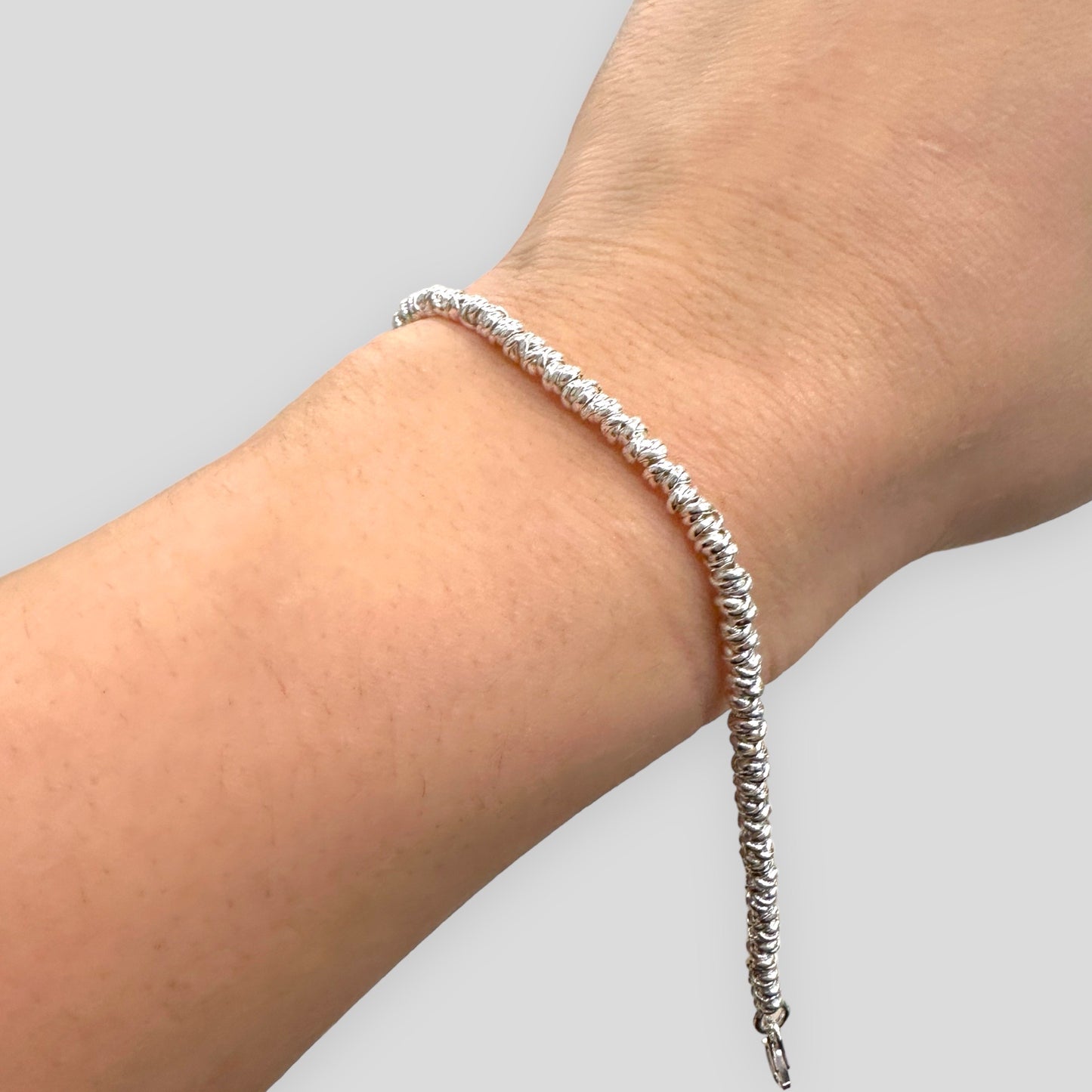 Titolo prodotto: Bracciale nodini in argento 925 - Design minimalista e raffinato