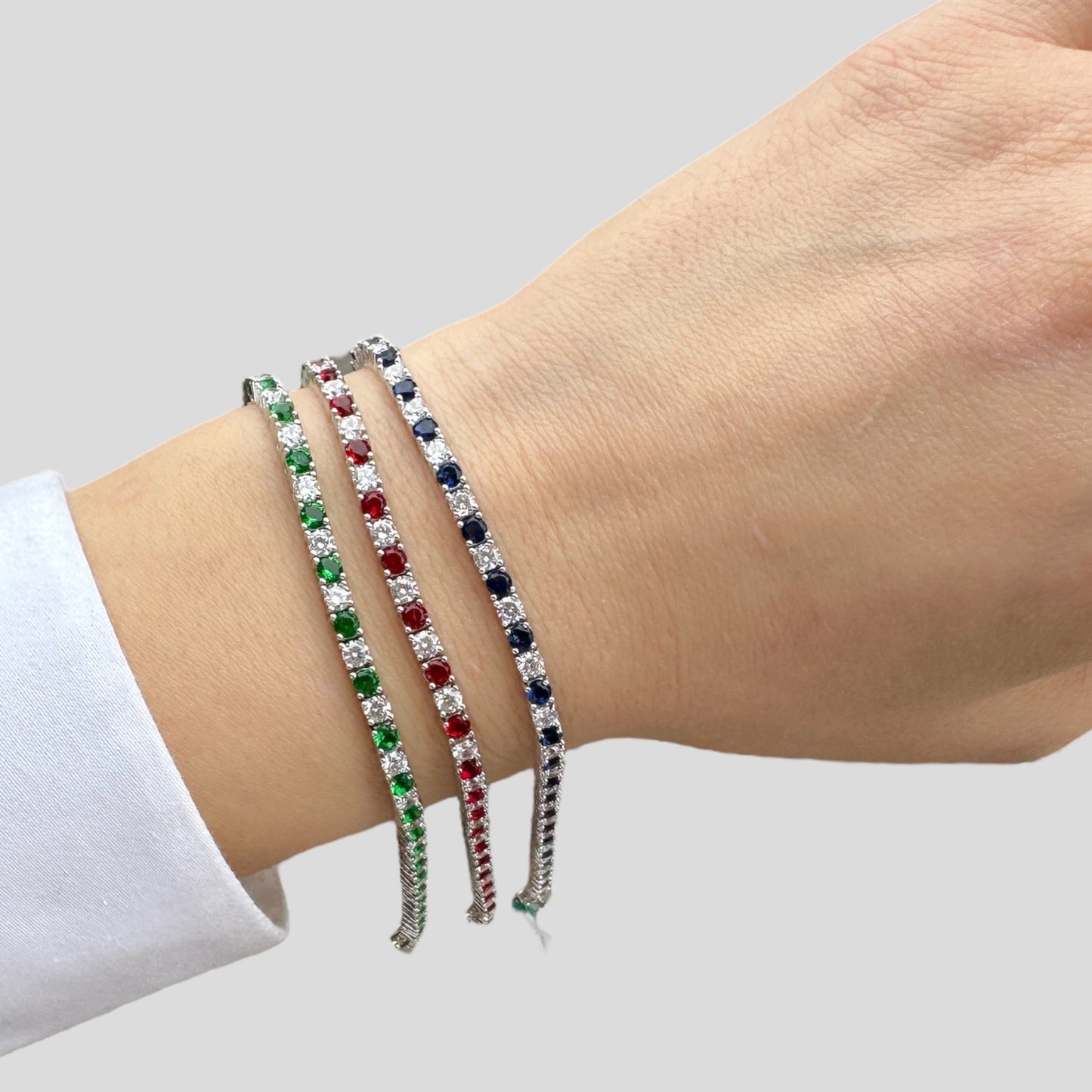 #Bracciale tennis mm4 con zirconi alternati trasparente rosso, trasparente blu e trasparente verde in argento 925 rodiato, chiusura a cassetto con 2 otto di sicurezza