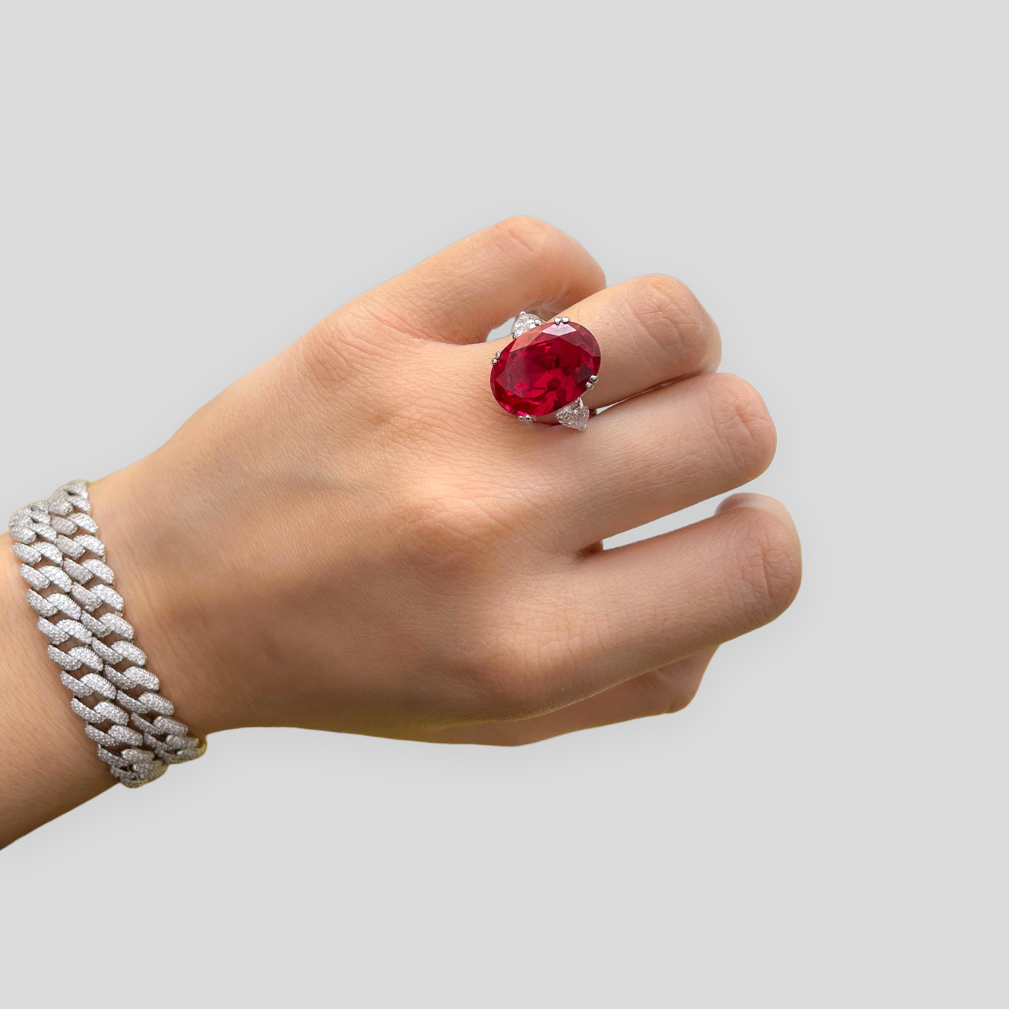 Anello con pietra rossa 2025 a forma di cuore