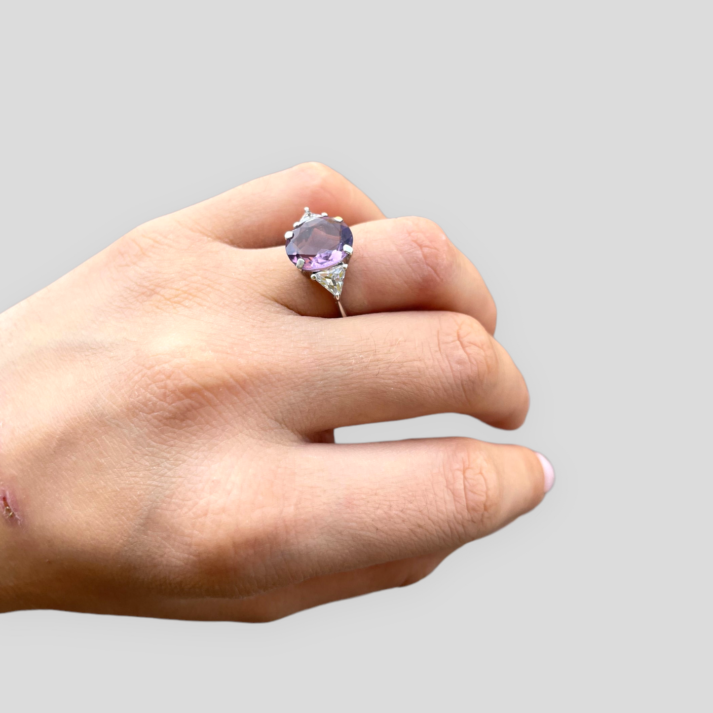 Anello con Ametista Ovale Centrale e Zirconi Triangolari punto luce