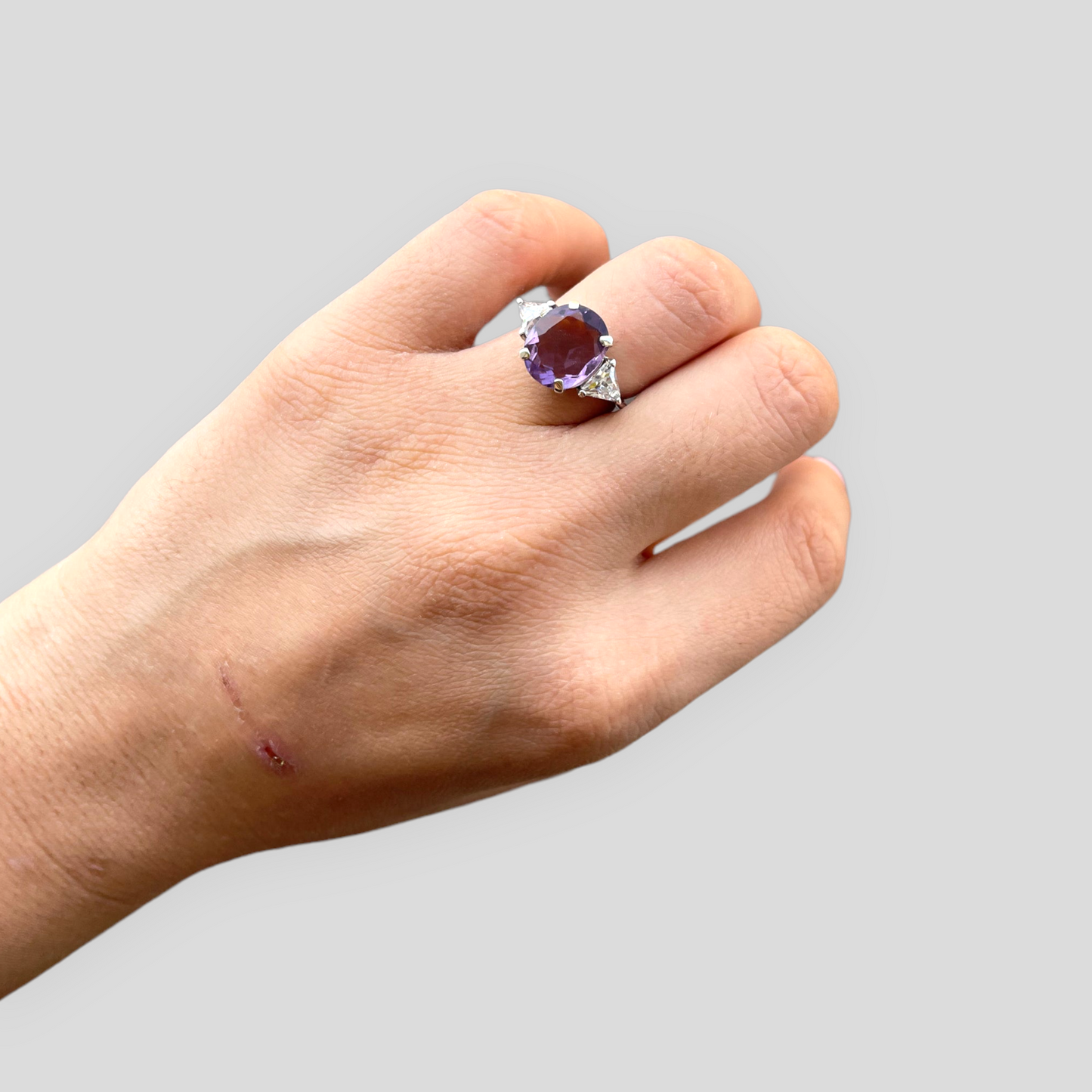 Anello con Ametista Ovale Centrale e Zirconi Triangolari punto luce