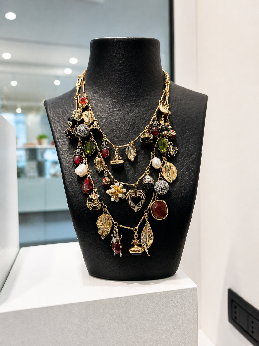 Collana con charms e pietre colorate