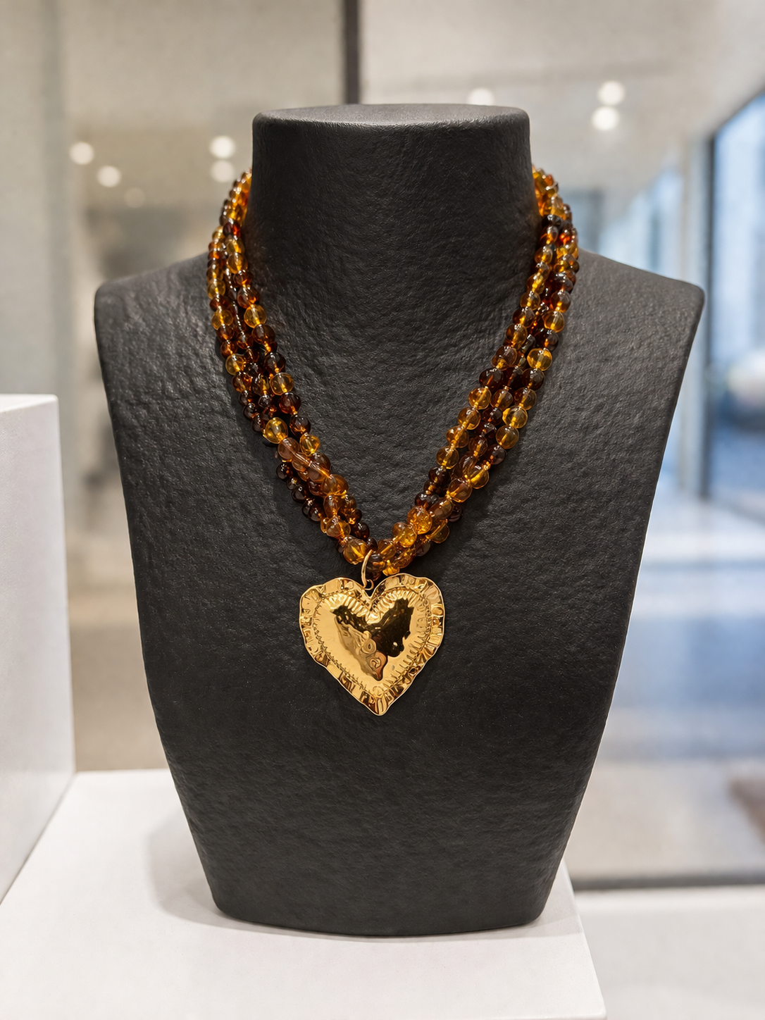Collana con pietre ambrate e cuore dorato