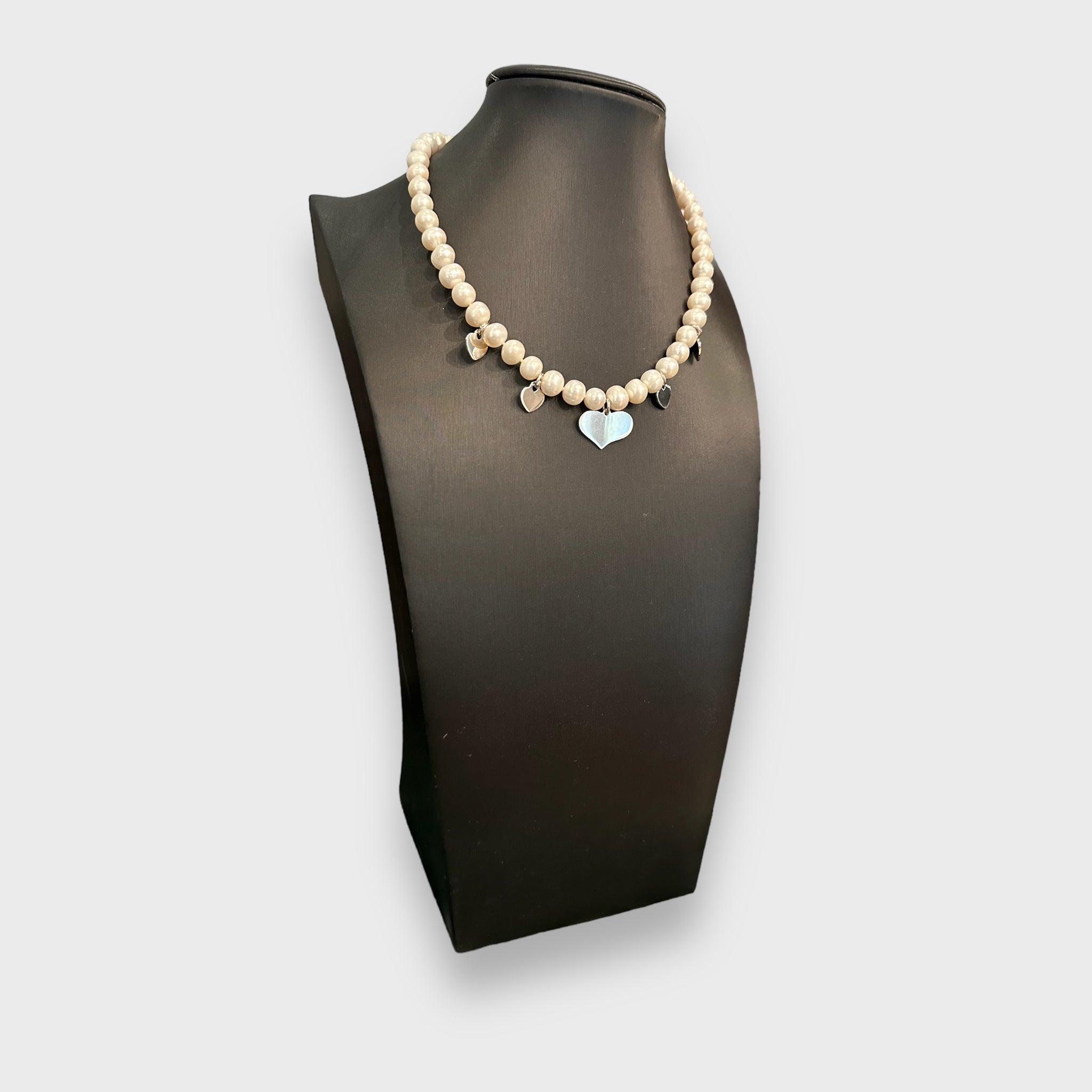 Collana girocollo in perle naturali d’acqua dolce con pendenti cuori in argento 925 rodiato