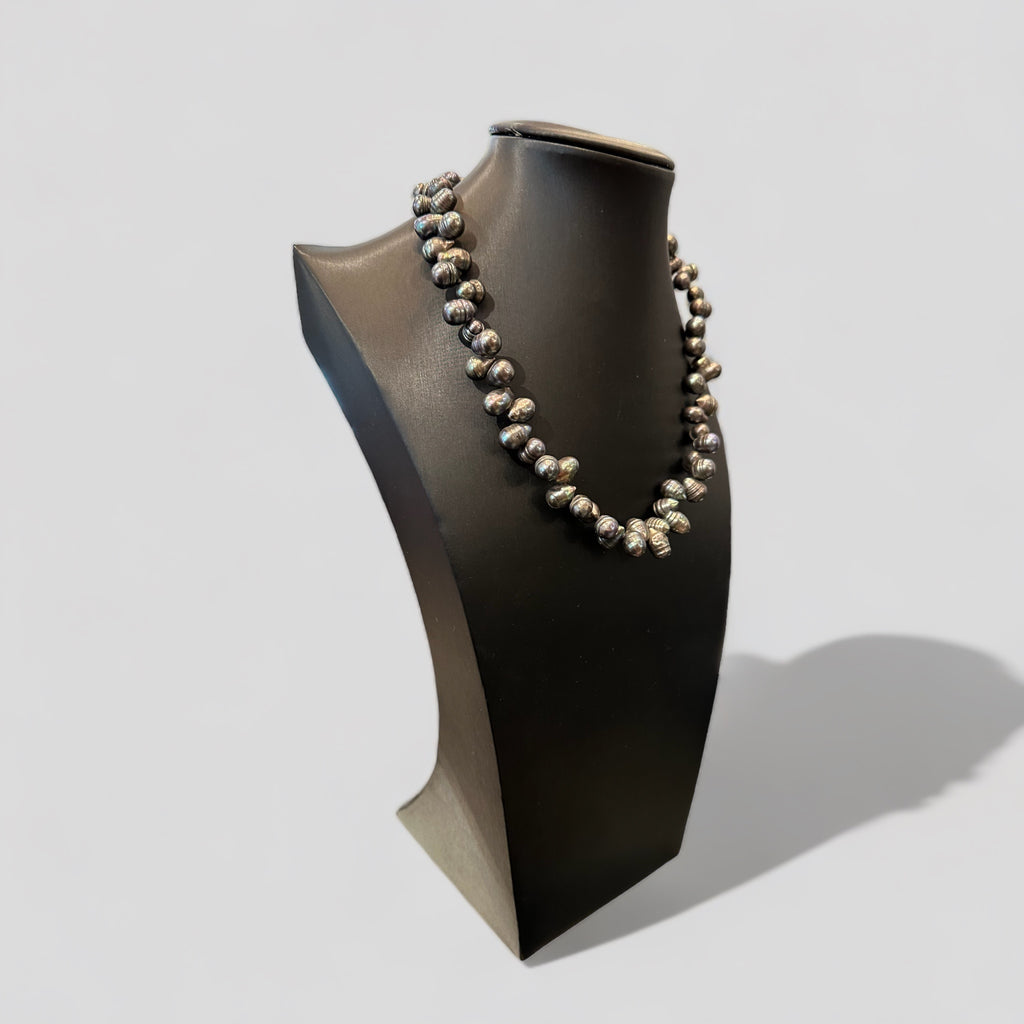 Collana corta con gocce di perle grigie naturali d’acqua dolce