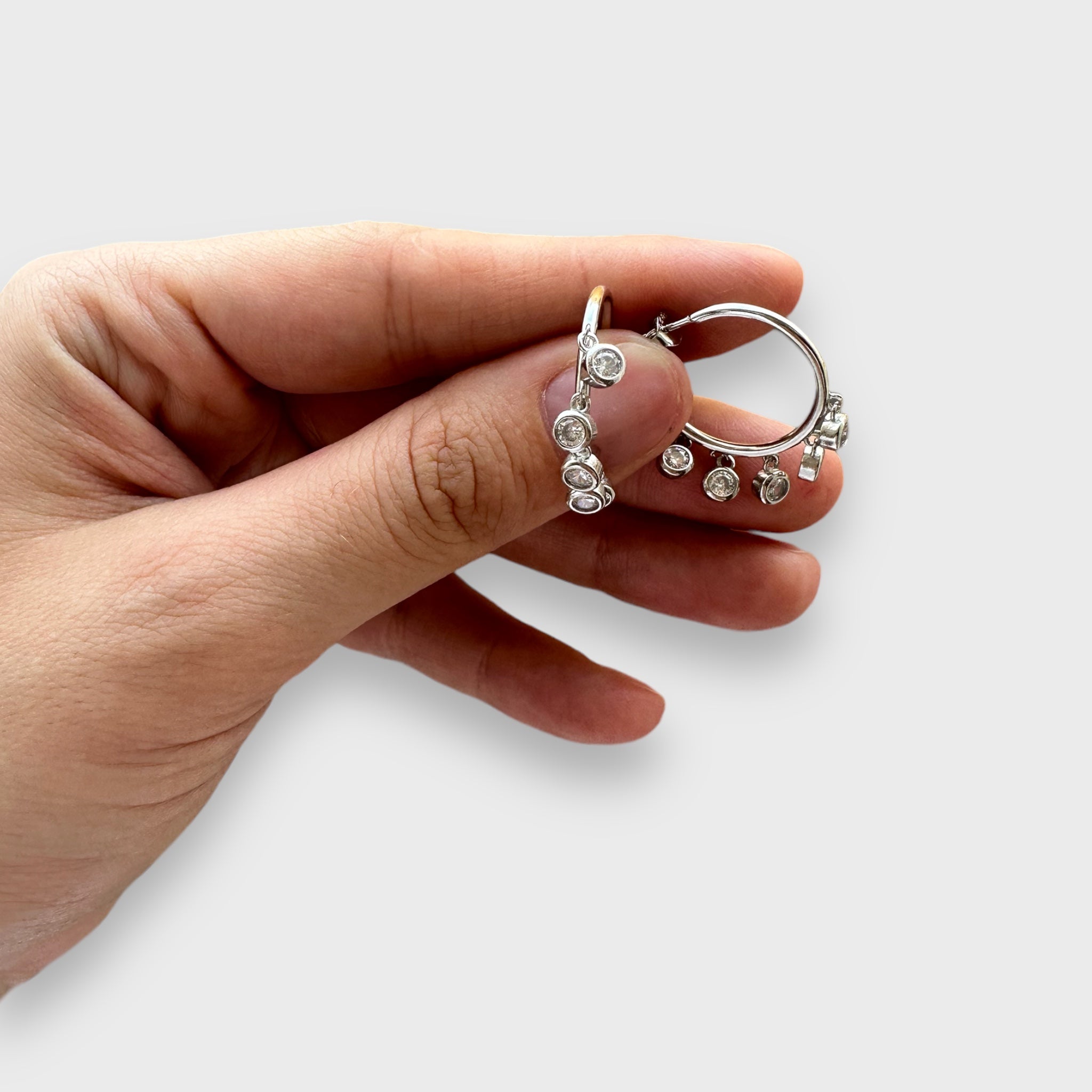 Orecchini cerchio in argento 925 con pendenti in zirconi