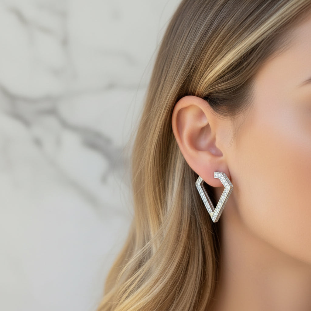 Orecchini Brass a forma di rombo in ottone rodiato e zirconi. Chiusura a scatto
