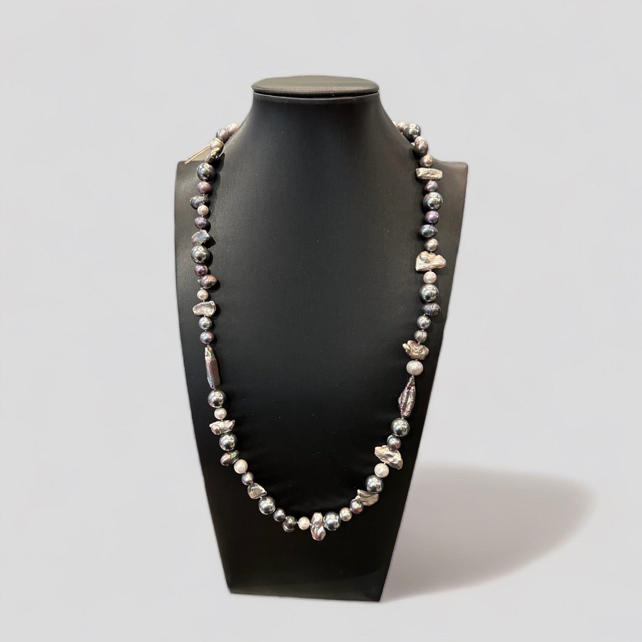 Collana in perle naturali d’acqua dolce irregolari grigie infilata a nodi