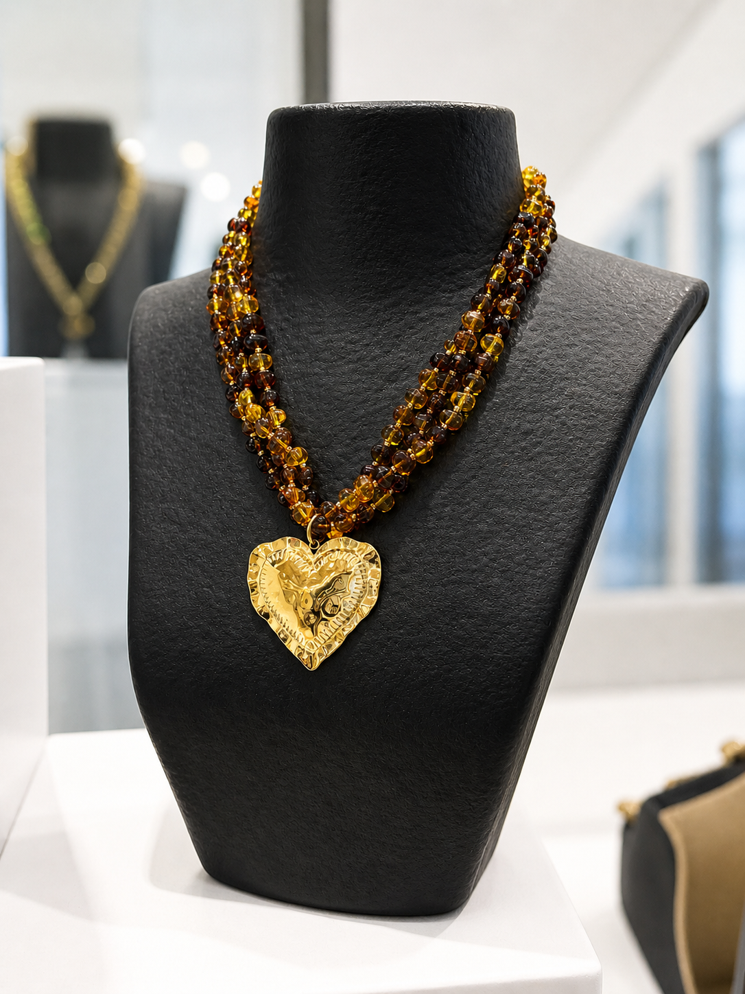 Collana con pietre ambrate e cuore dorato