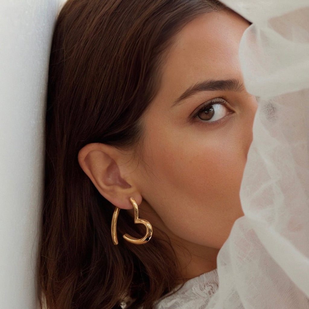 Orecchini a cuore vuoto bombati in argento 925 placcato oro giallo