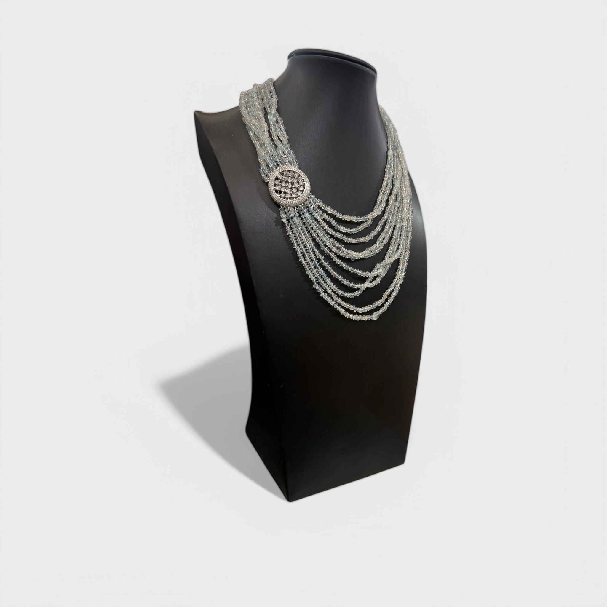 Collana in Acquamarina naturale con chiusura di punti luce realizzata a mano pezzo unico