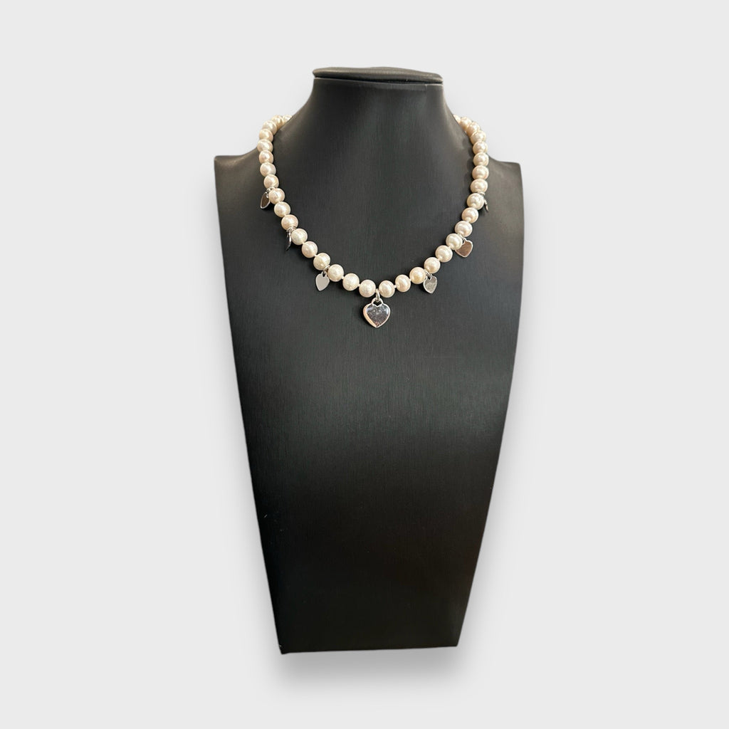 Collana perle naturali d’acqua dolce con charms cuori.