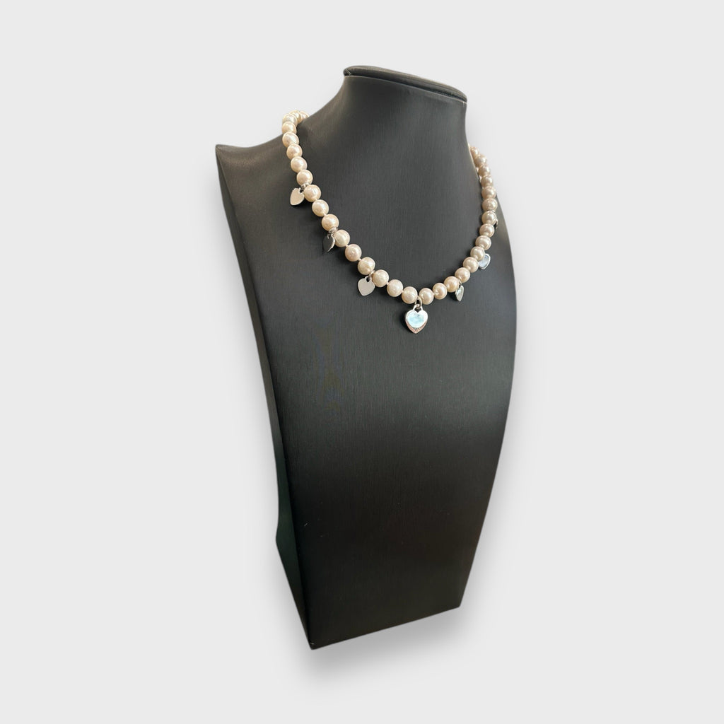 Collana perle naturali d’acqua dolce con charms cuori.