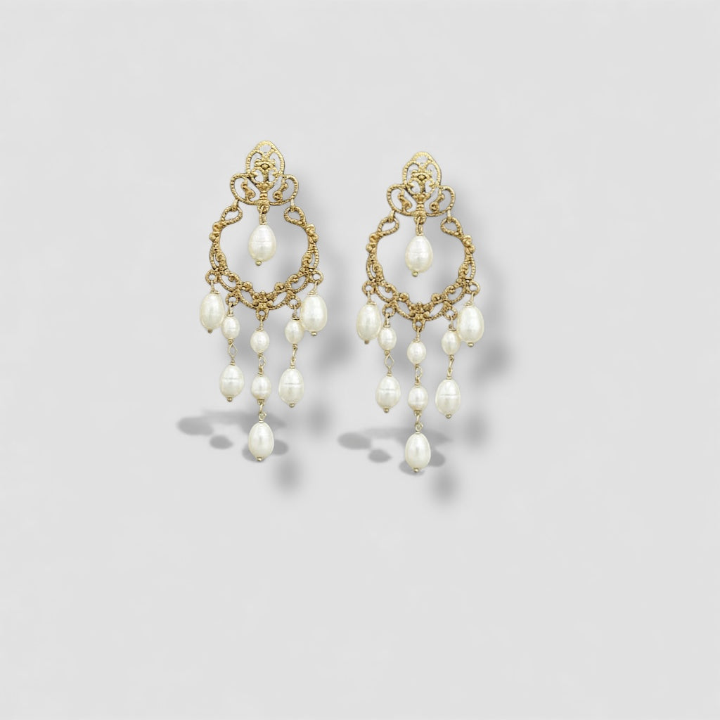 Orecchini in argento 925 placcato oro giallo con perle d’acqua dolce naturali. Fatti a mano