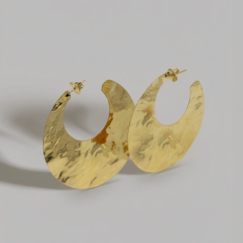 Orecchini a Cerchio Semi Luna Martellati in Ottone