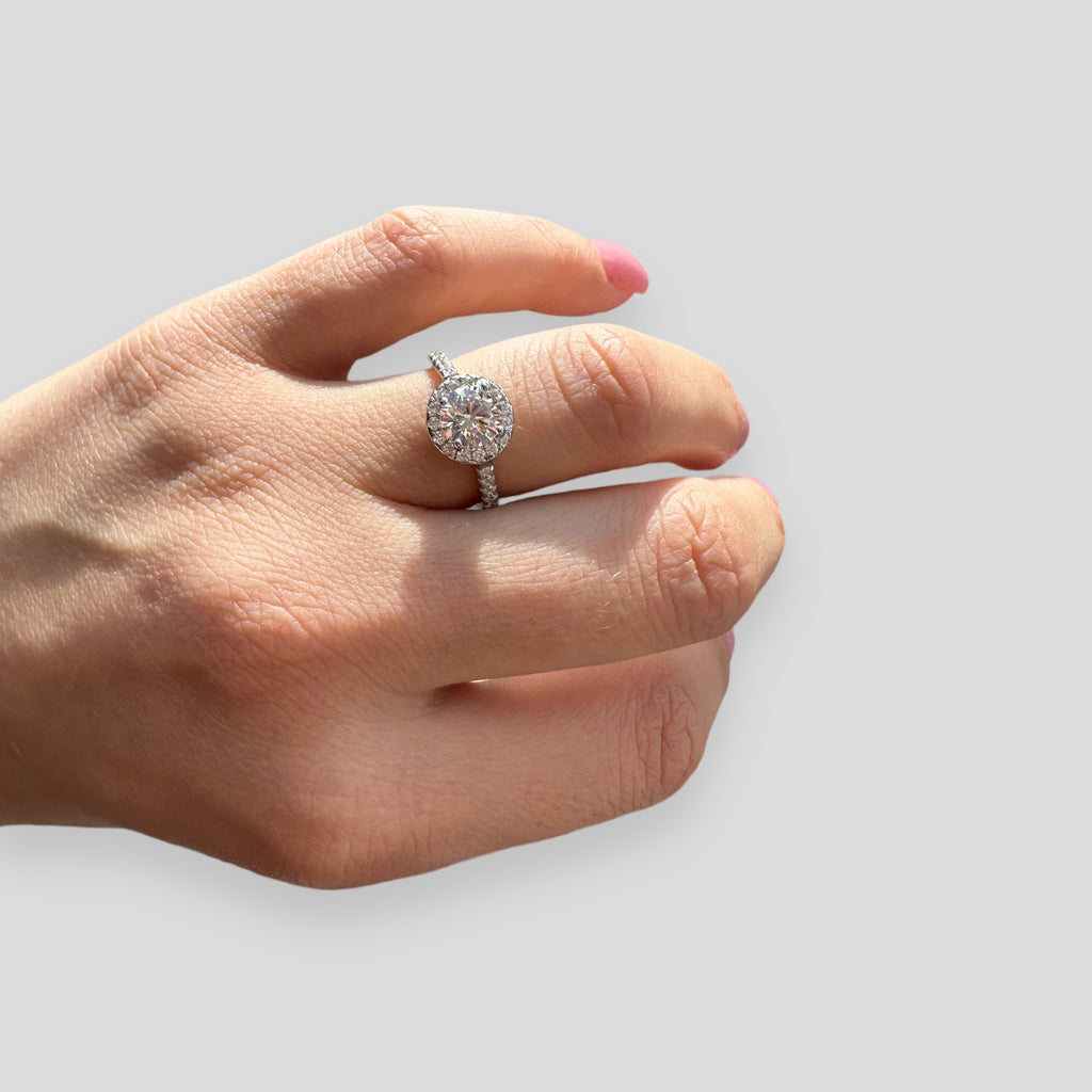 #Anello solitario in argento 925 rodiato con pietra zircone centrale di circa 1 ct montato a 4 griffe contornata di zirconi e con zirconi nel gambo