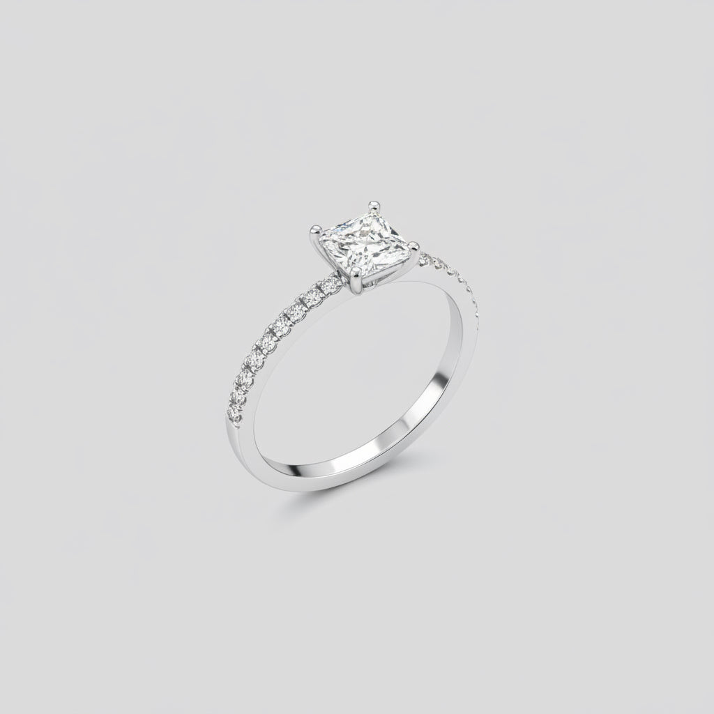 # Anello solitario in argento 925 rodiato con zircone taglio quadrato di circa 1 ct montato a 4 griffe