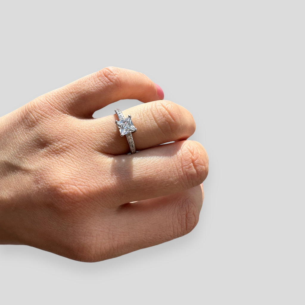 # Anello solitario in argento 925 rodiato con zircone taglio quadrato di circa 1 ct montato a 4 griffe