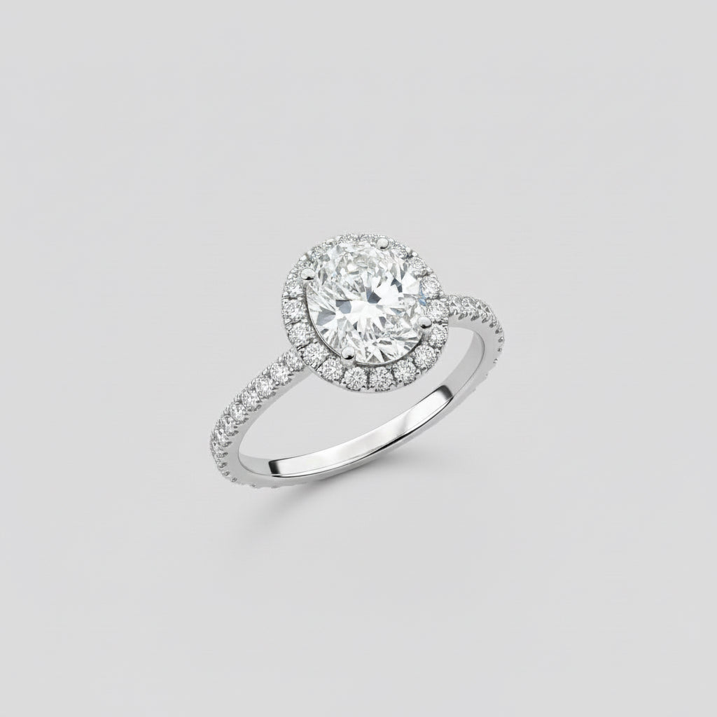 #Anello solitario in argento 925 rodiato con pietra zircone centrale di circa 1 ct montato a 4 griffe contornata di zirconi e con zirconi nel gambo