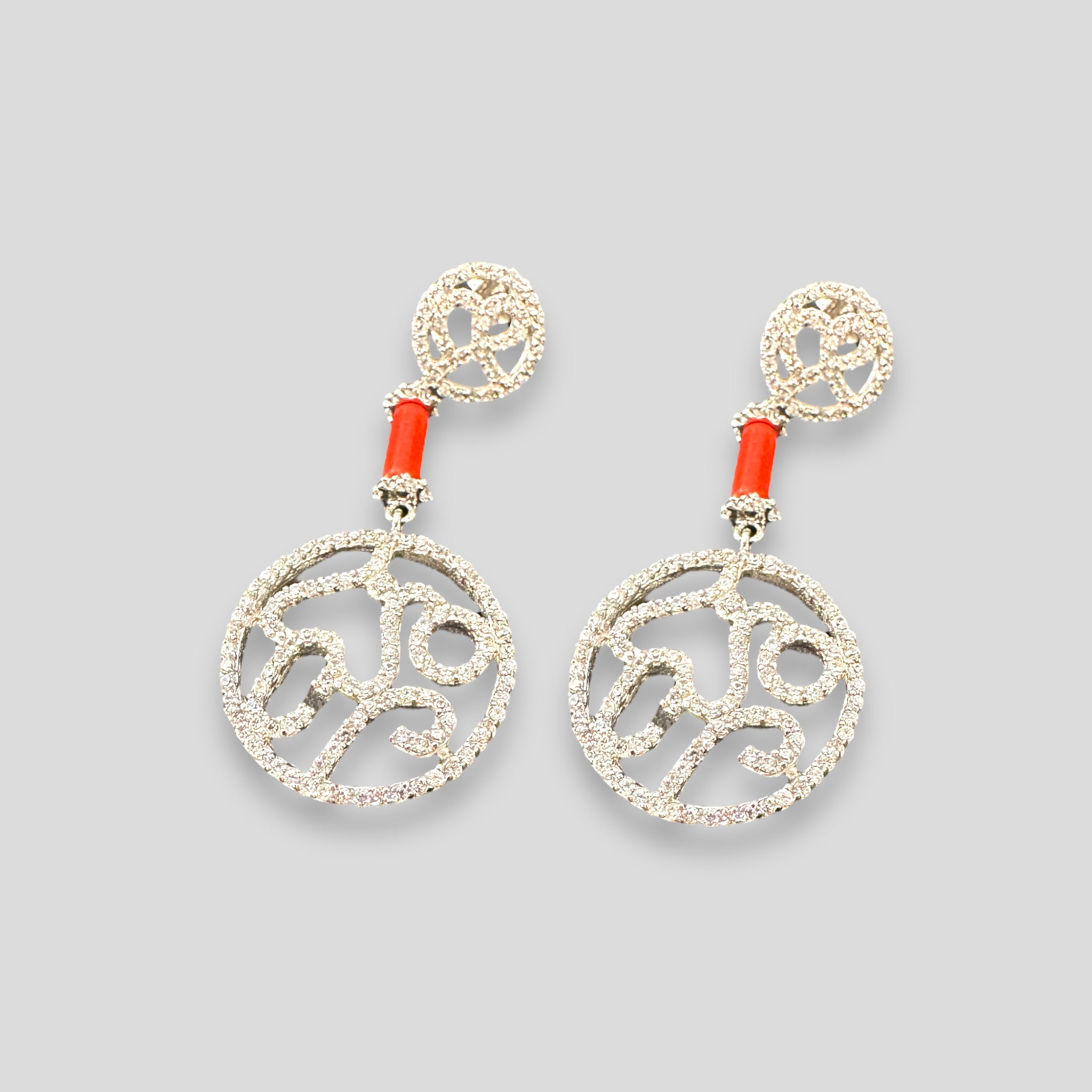 #Orecchini in argento 925 rodiato e zirconi con barretta in pasta di corallo