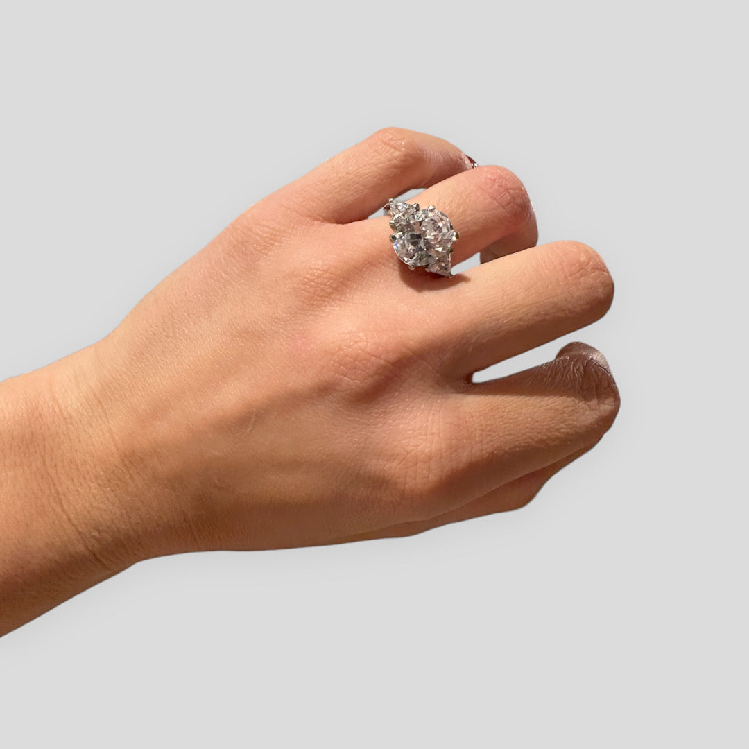 Anello con Pietra Zircone colorata Verde Smeraldo/Rubino/Acquamarina/Zaffiro o Trasparente e Zirconi triangolari punto luce