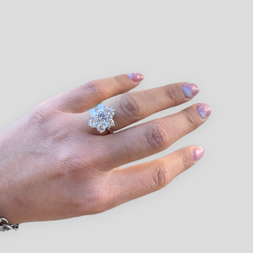 Anello Solitario in Argento 925 con Zirconi Taglio Brillante a Forma di Fiore peso 5,6 gr
