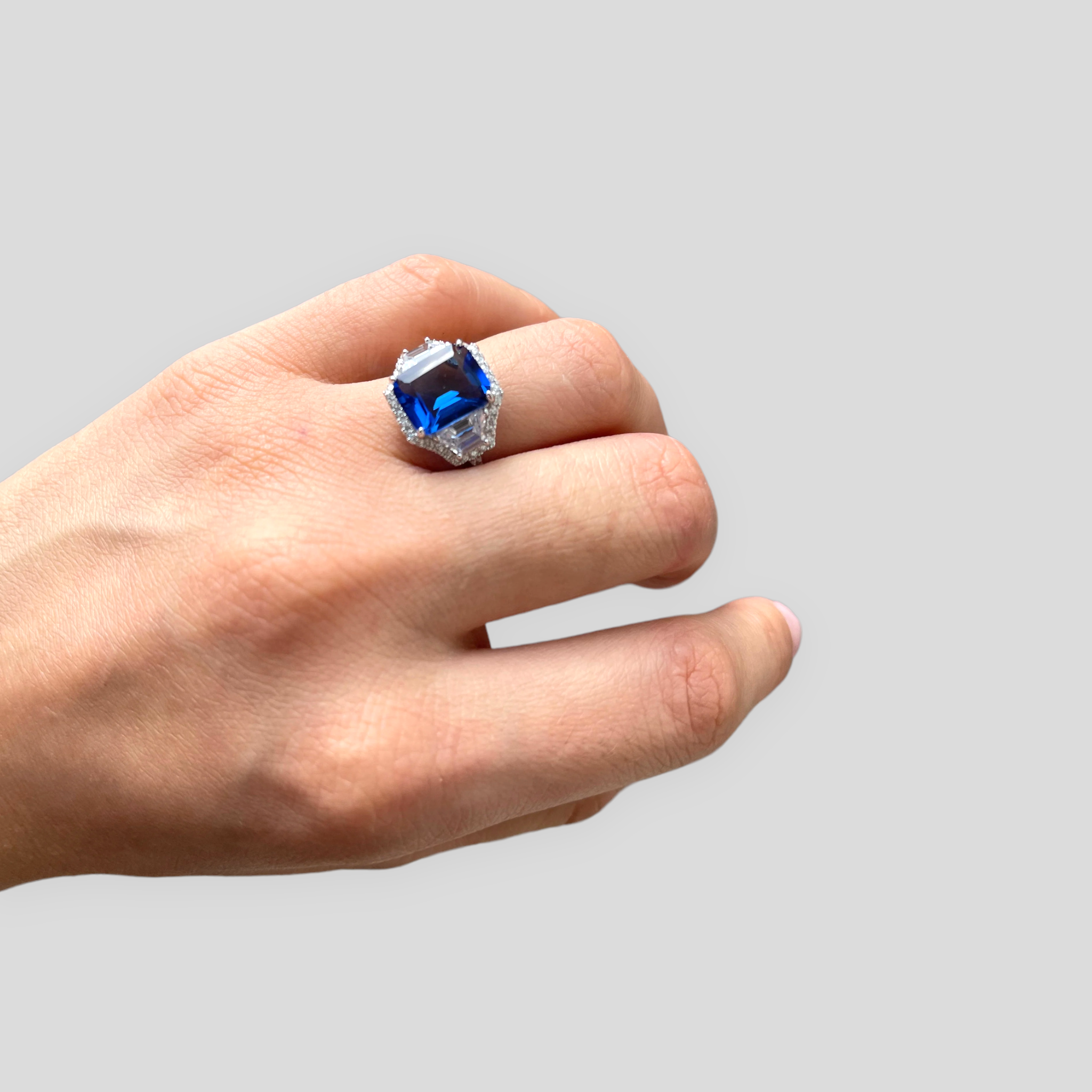 Anello con Zircone Centrale Taglio Smeraldo in Zaffiro e Baguette - Argento 925 con Zirconi intorno