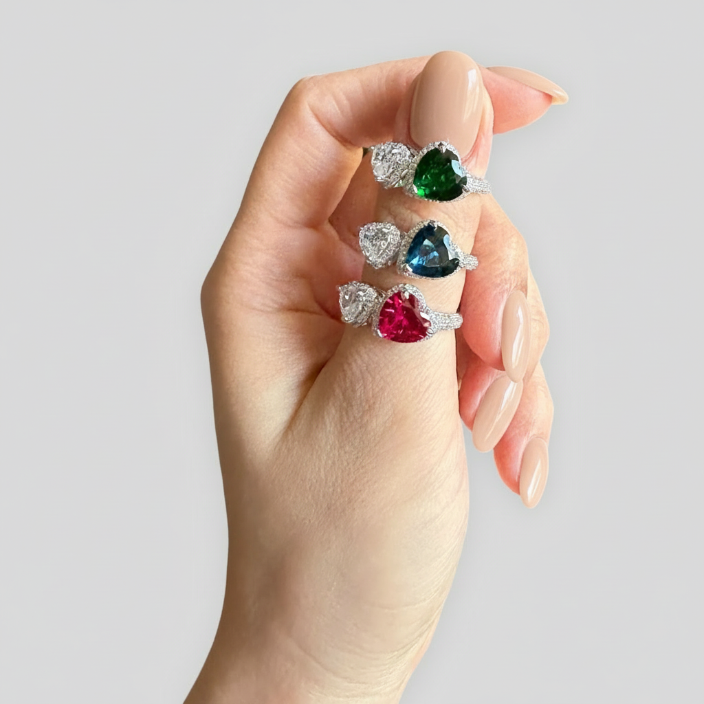 Anello in Argento 925 con Doppi Cuori di Zirconi, Smeraldo, Rubino, Zaffiro e Punto Luce forma cuore 4,5gr.