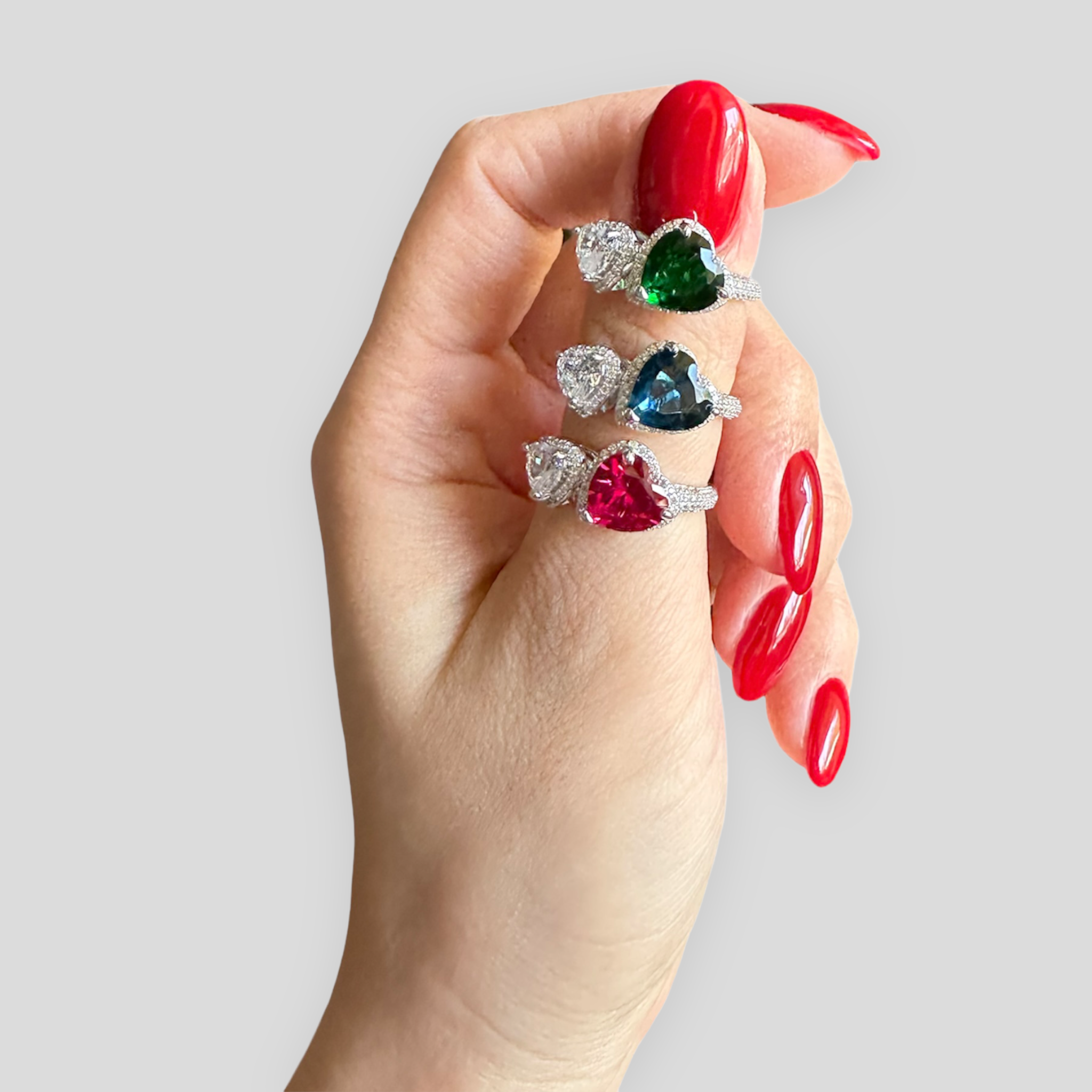 Anello in Argento 925 con Doppi Cuori di Zirconi, Smeraldo, Rubino, Zaffiro e Punto Luce forma cuore 4,5gr.