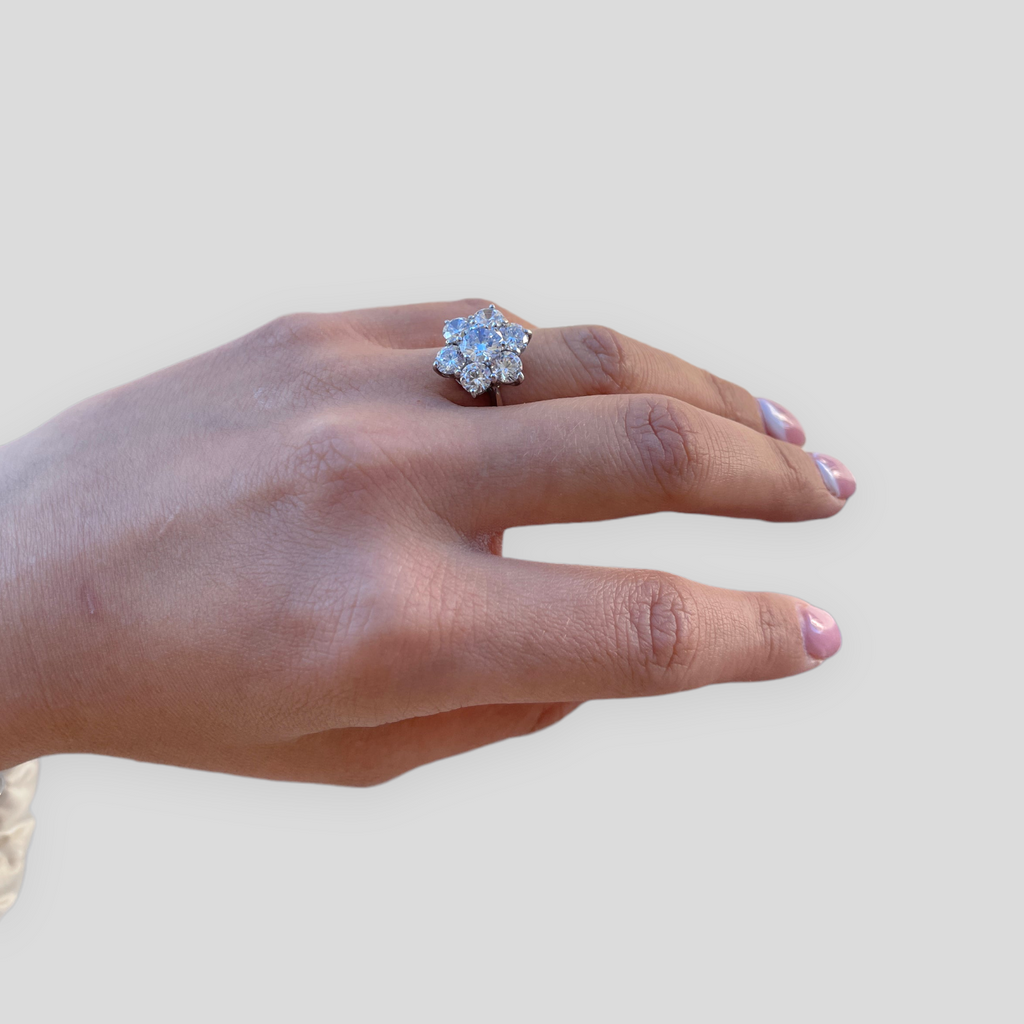 Anello Solitario in Argento 925 con Zirconi Taglio Brillante a Forma di Fiore peso 5,6 gr